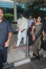 Amitabh Bachchan snapped with designer bag on 6th Aug 2011 (8).JPG
